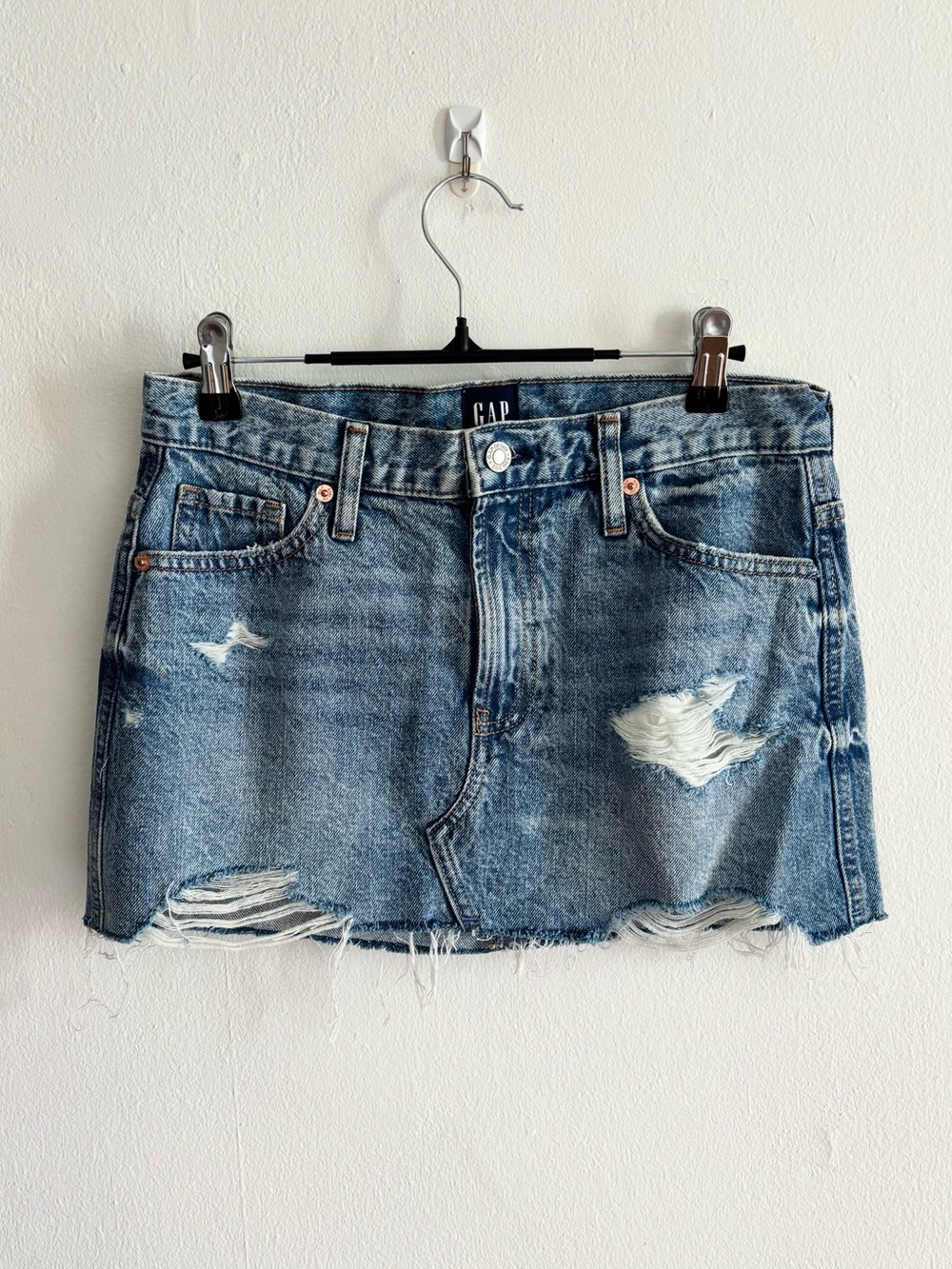 Gap blue medium wash distressed denim mini skirt size 25/0
